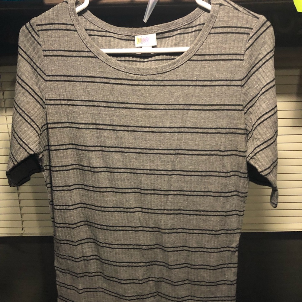 Great Condition L Gray and black Lularoe Gigi top
